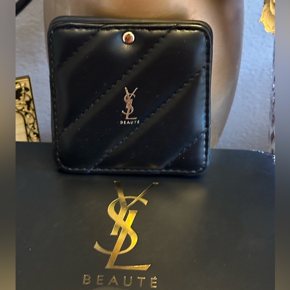 Yves Saint Laurent - Picture 9 of 10